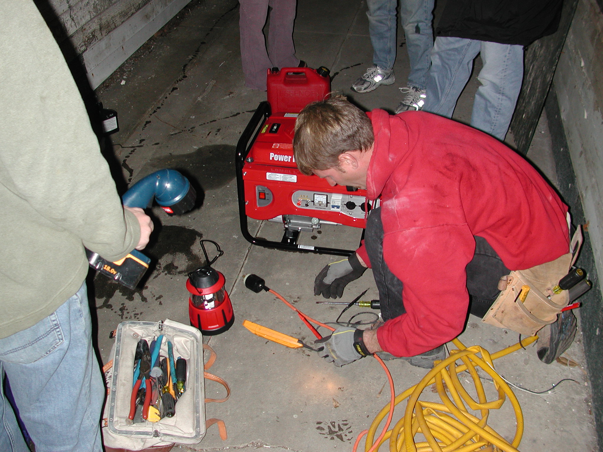 Electricista trabajando en un panel eléctrico.