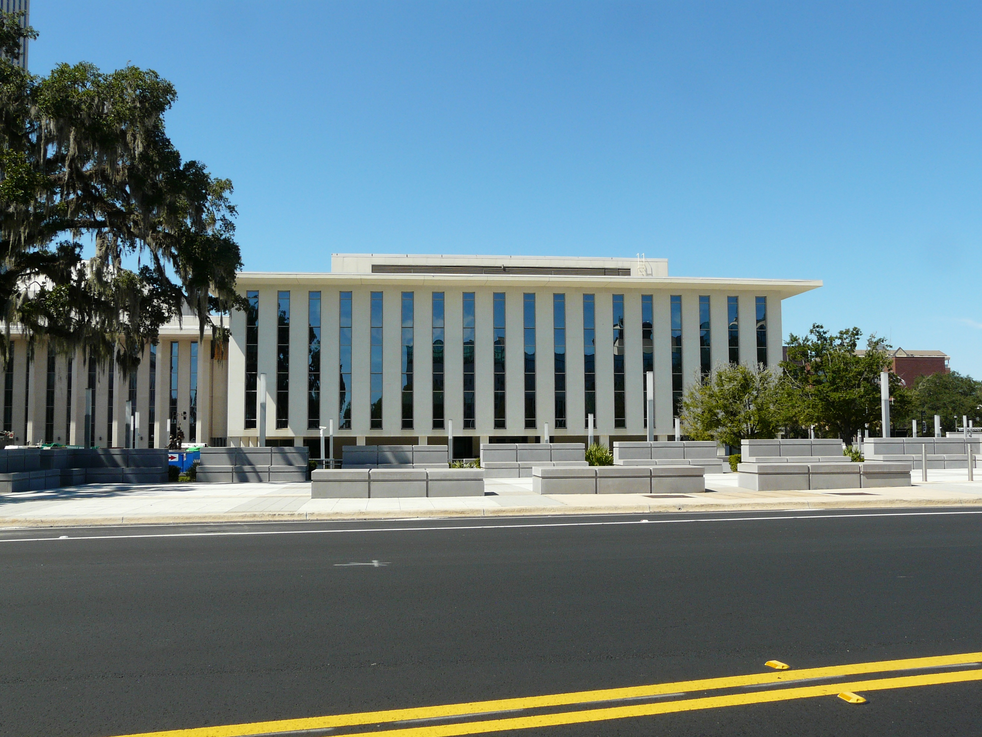 Fotografía real del edificio de oficinas de la Cámara de Representantes de Florida en Tallahassee tomada en septiembre de 2026
