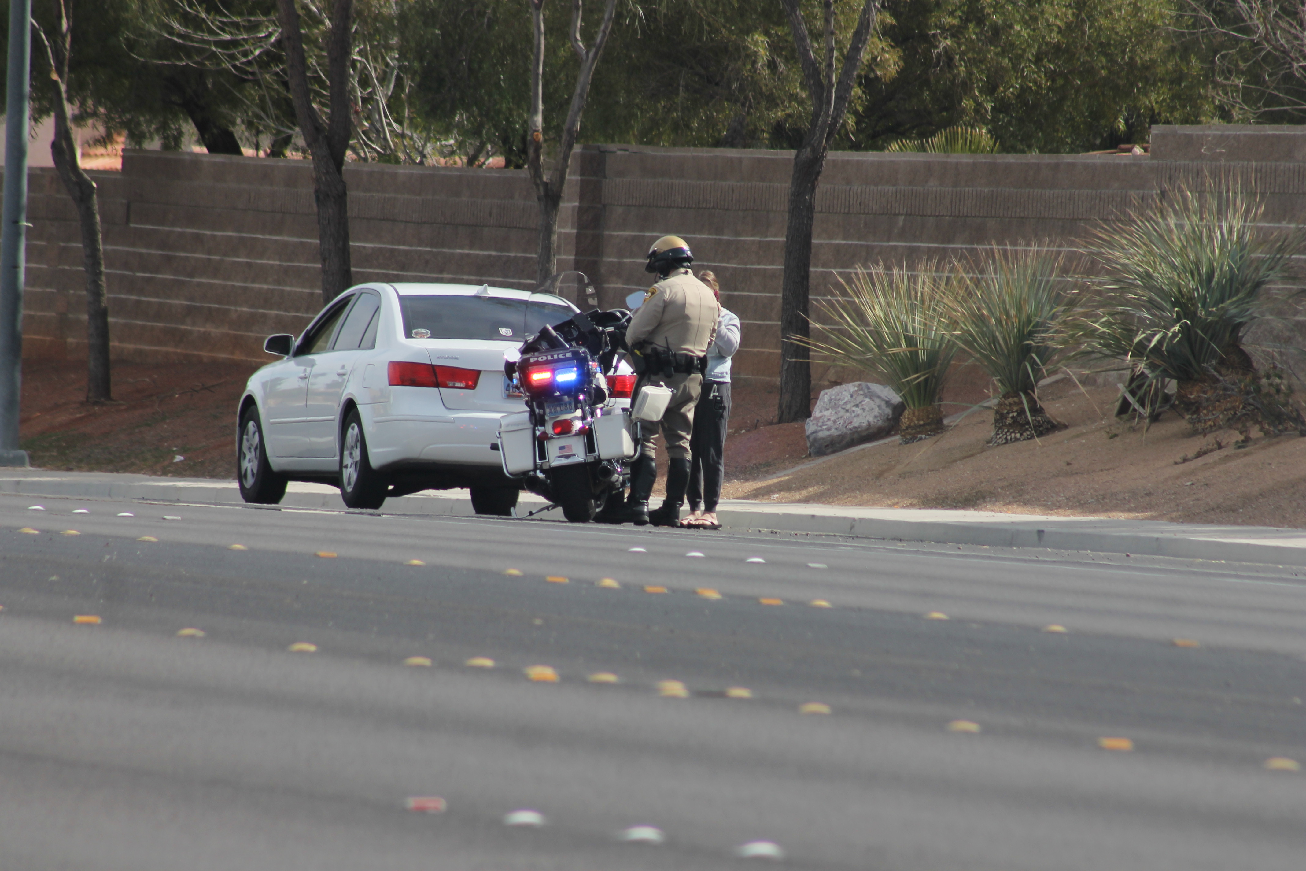 Agente de policía realizando una parada de tránsito en Las Vegas, Nevada.