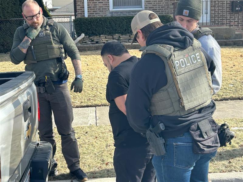 Agentes del Servicio de Inmigración y Control de Aduanas de Estados Unidos junto a un hombre detenido en 2025