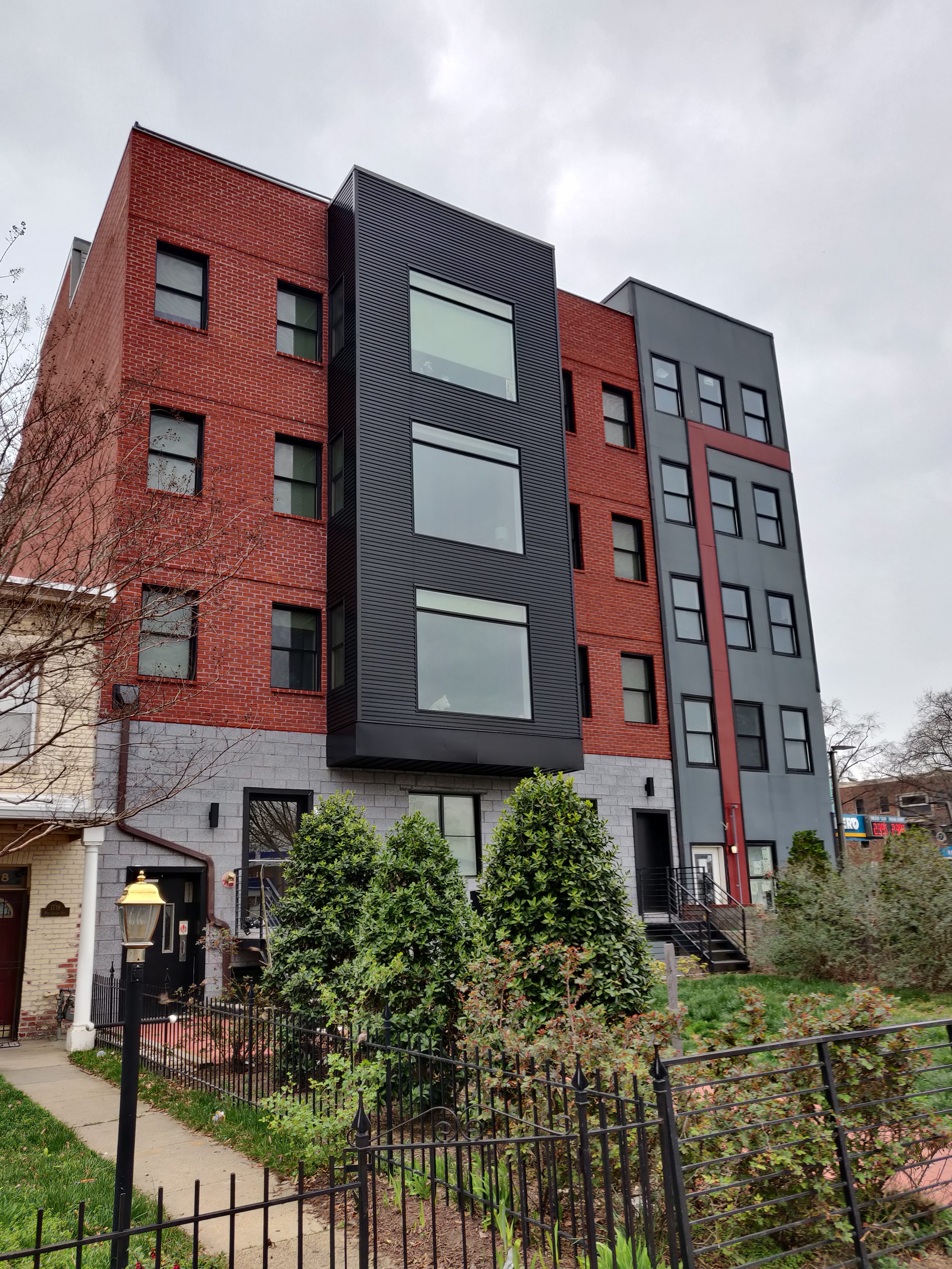 Edificio real de apartamentos moderno en Washington D. C., Estados Unidos.