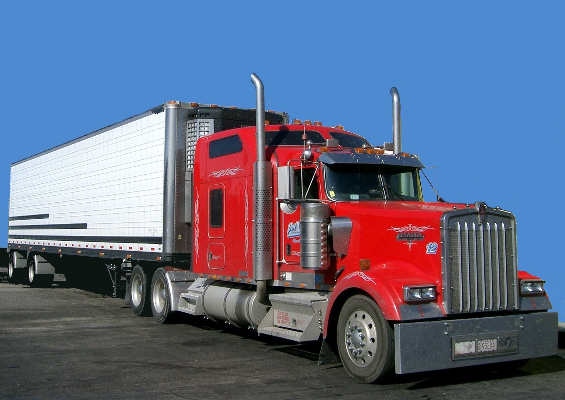 Camión pesado con semirremolque utilizado para transporte de carga en Estados Unidos.