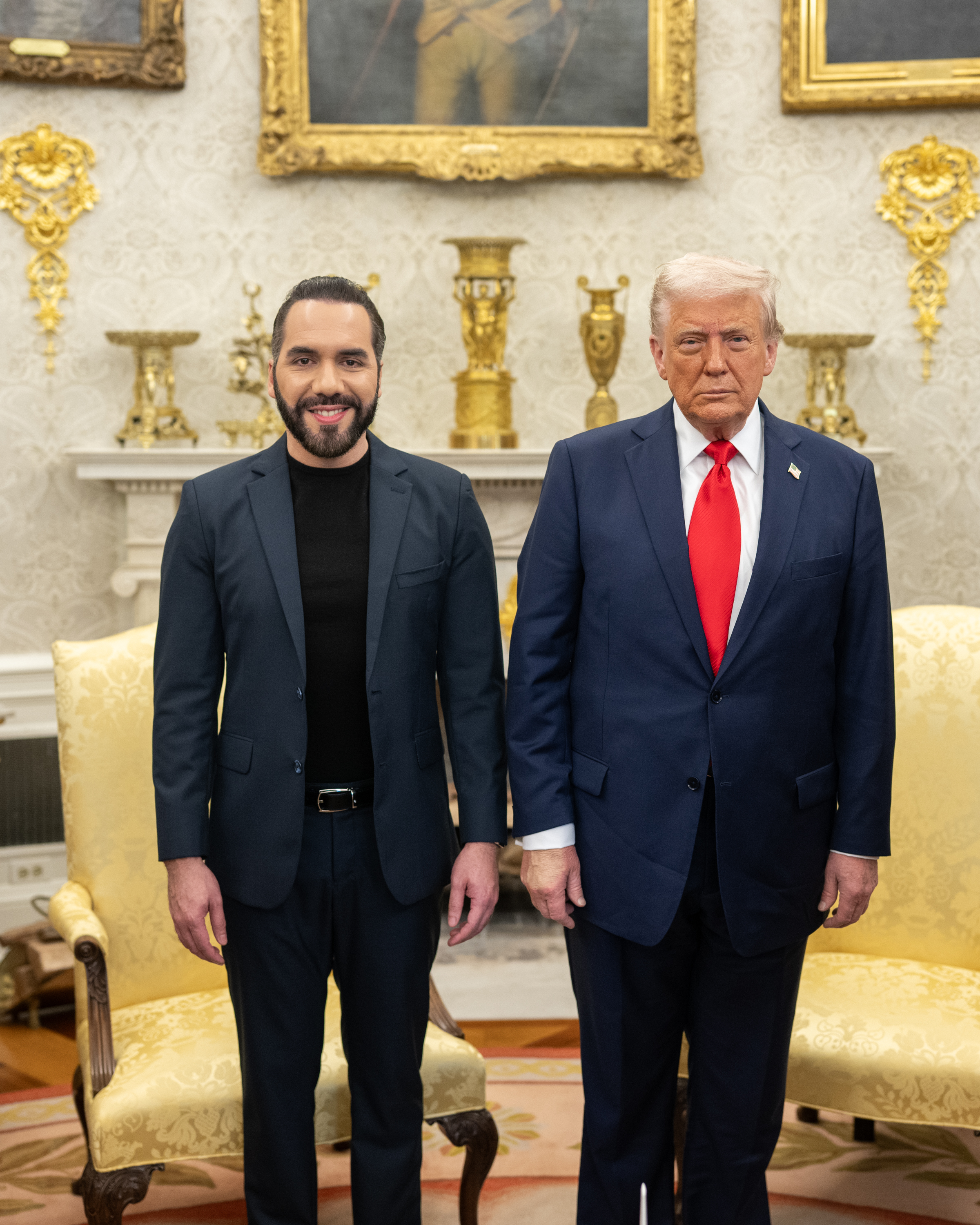 Fotografía oficial real de Donald Trump y Nayib Bukele juntos en el Despacho Oval de la Casa Blanca, 14 de abril de 2025