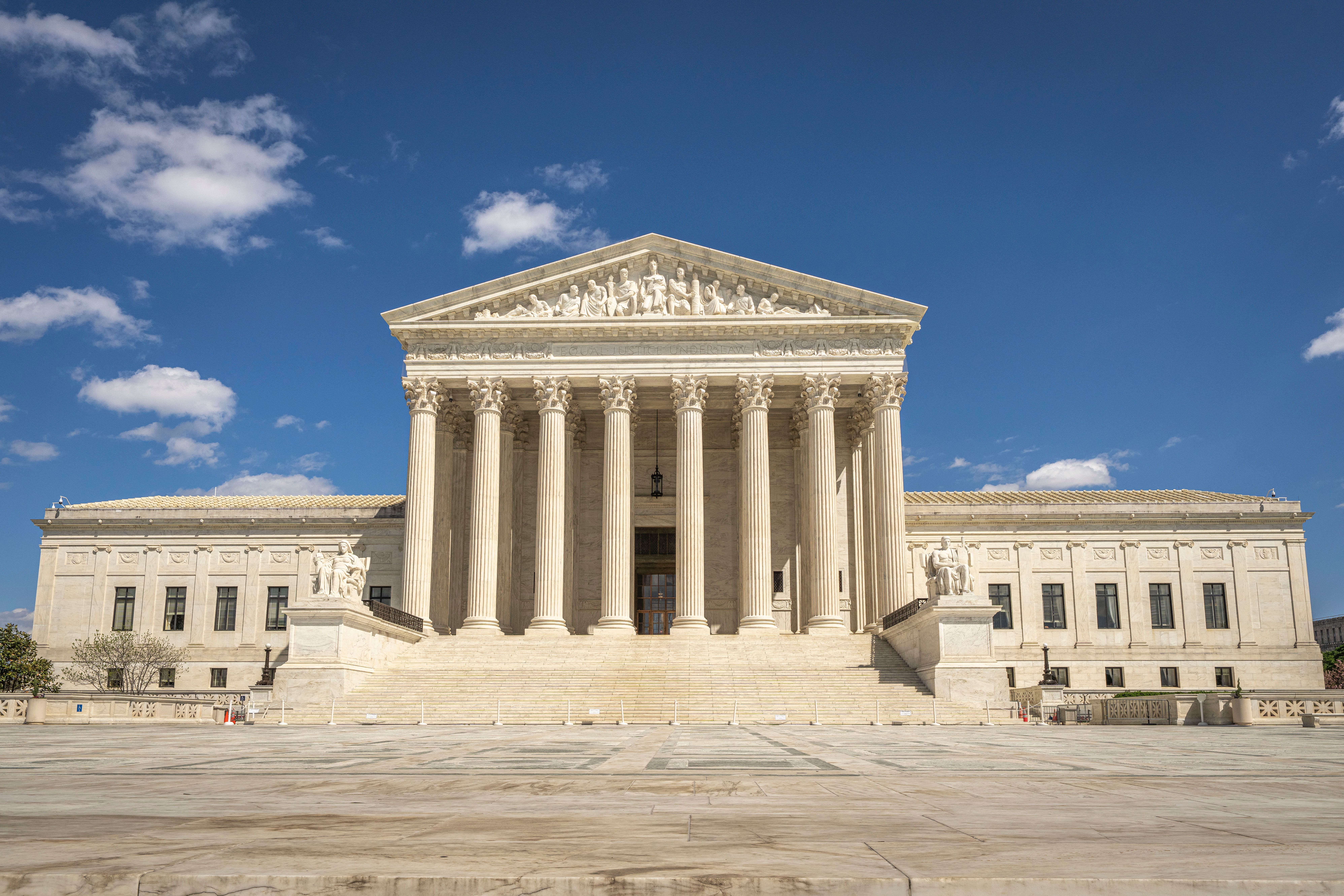 Fachada de la Corte Suprema de Estados Unidos en Washington D. C. bajo cielo azul.