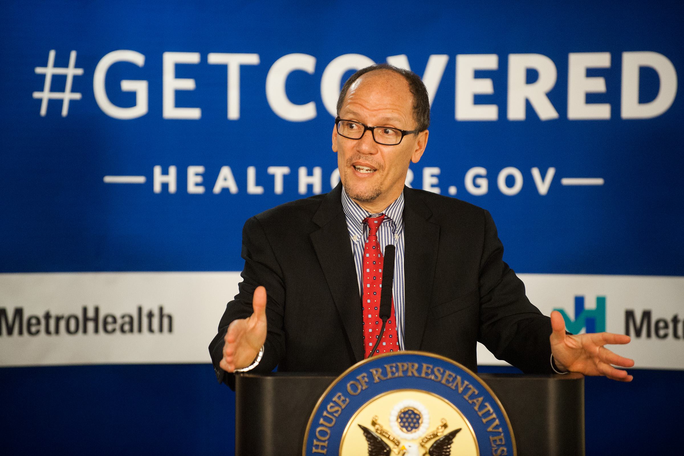Evento público de HealthCare.gov con el mensaje Get Covered durante una actividad sobre la Ley de Cuidado de Salud a Bajo Precio.