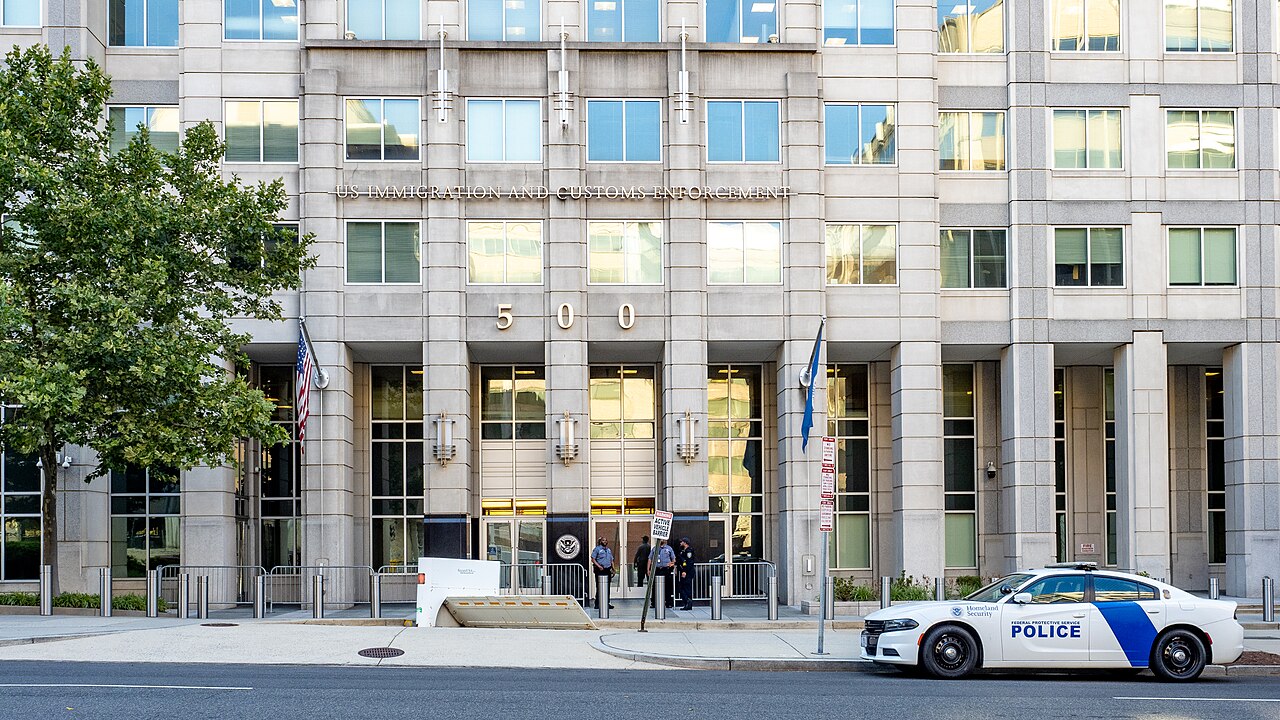 Sede de U.S. Immigration and Customs Enforcement en Washington, imagen relacionada con multas migratorias