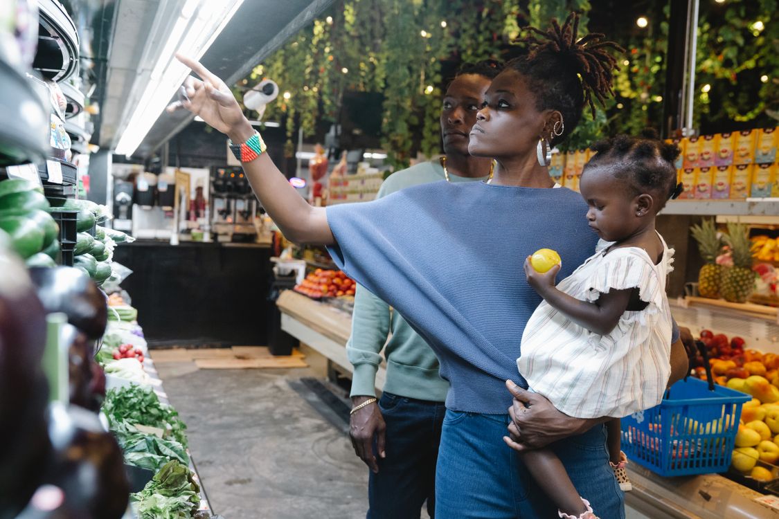 Familia comprando alimentos en un supermercado, imagen ilustrativa sobre inflación y costo de vida en Estados Unidos