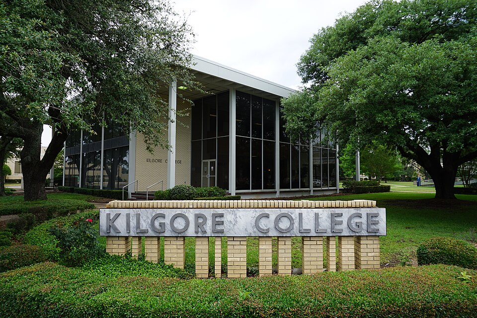 Edificio de administración y letrero de Kilgore College en Texas, universidad comunitaria aprobada para becas Workforce Pell.