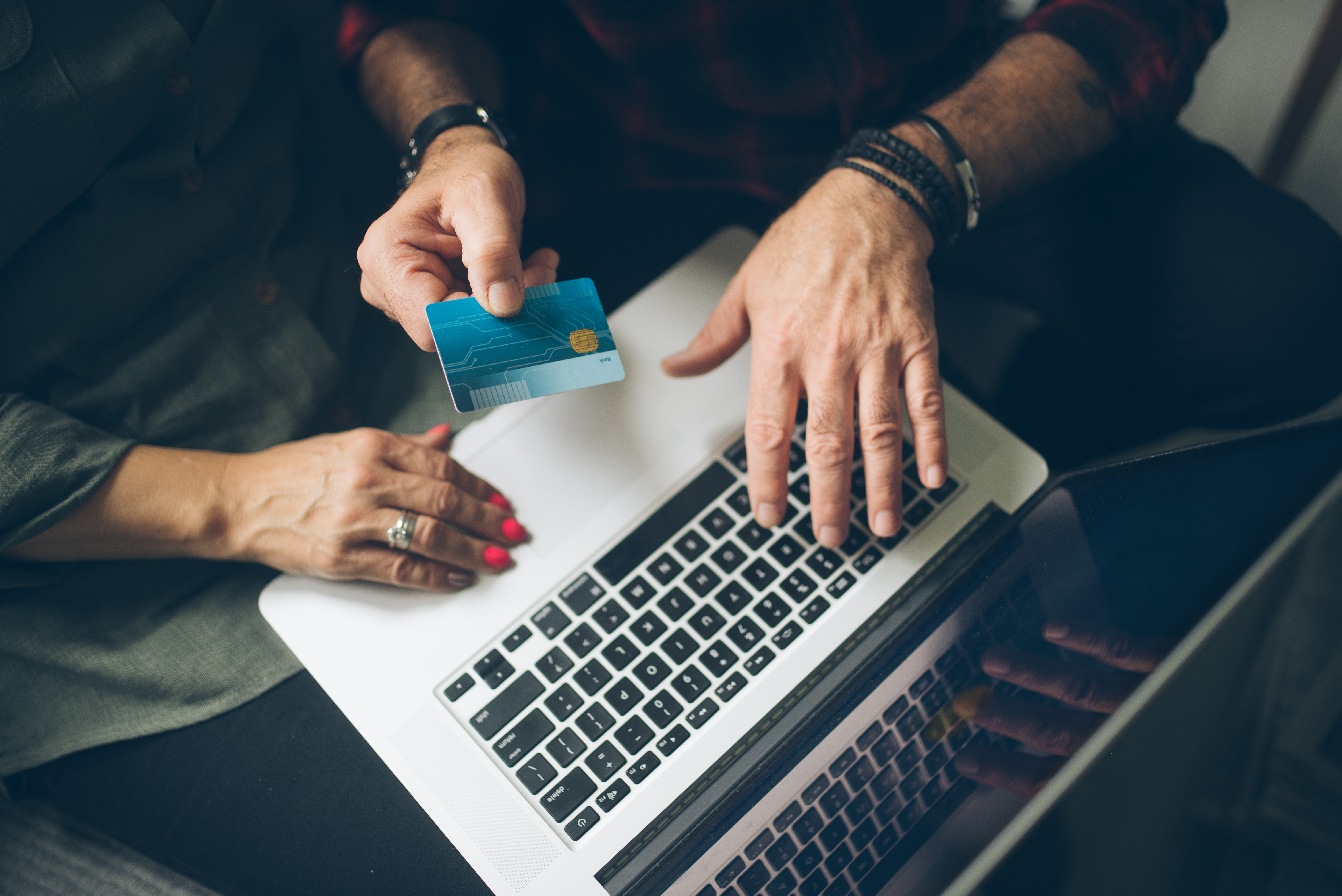 Pareja de adultos mayores revisando finanzas en una computadora, imagen ilustrativa sobre el pago de $90 de Medicare