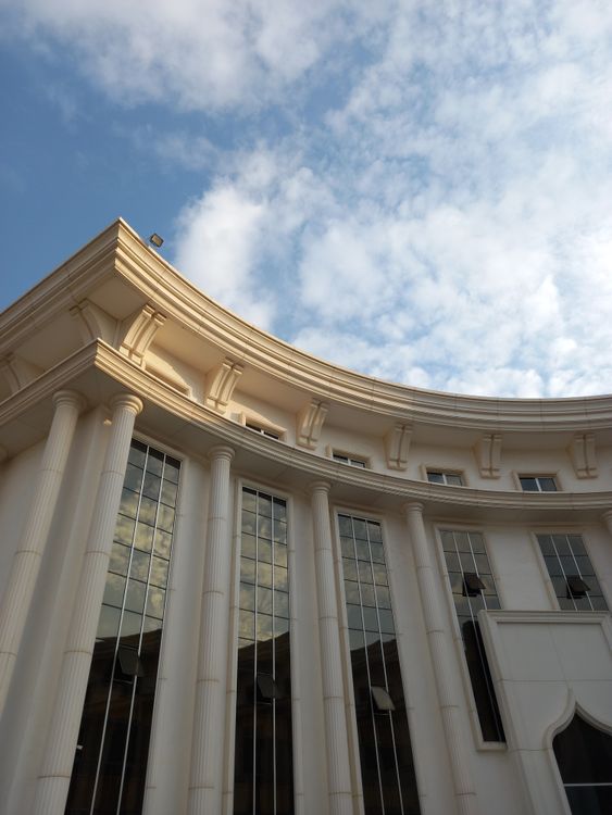 Fachada de un edificio judicial con columnas.