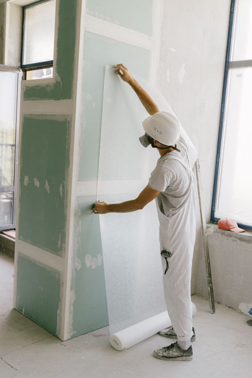 Trabajador de construcción realizando una tarea técnica en una obra.