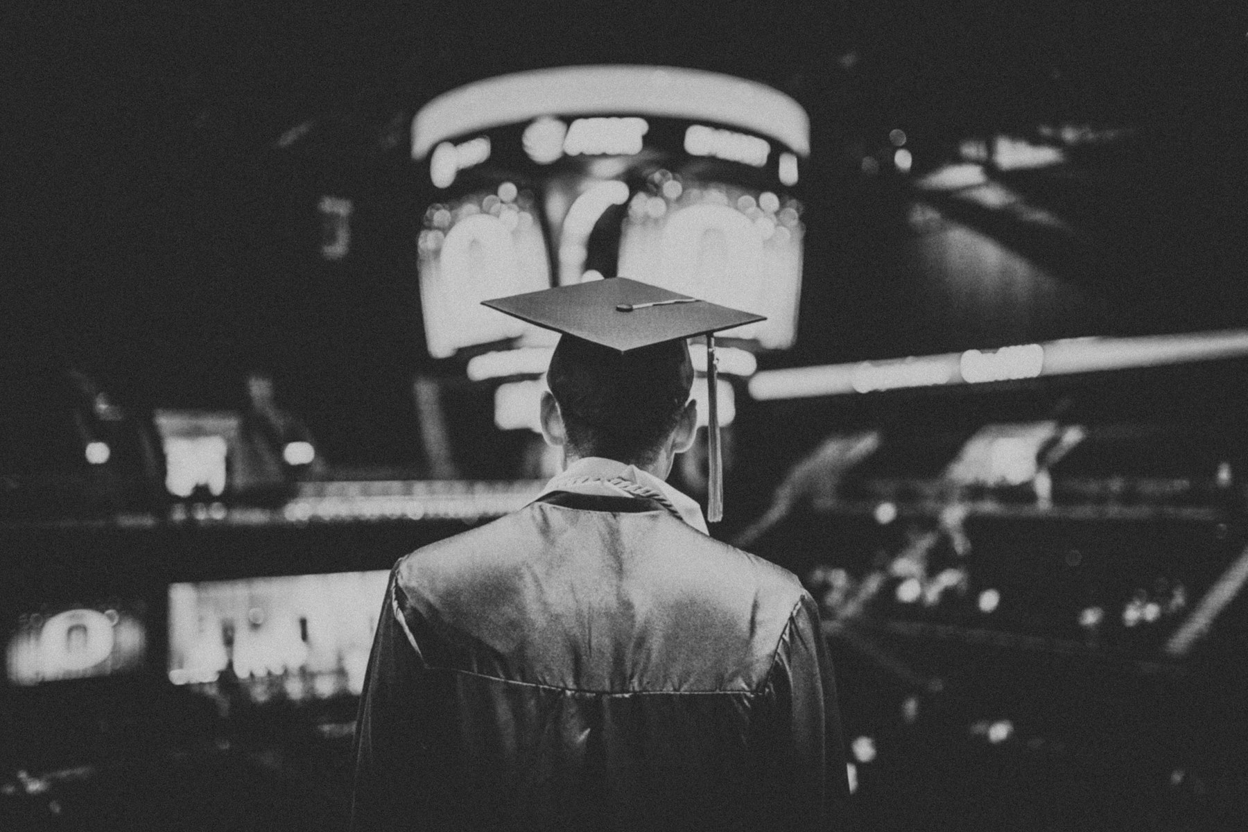 Graduado universitario en Estados Unidos, imagen ilustrativa sobre préstamos estudiantiles federales