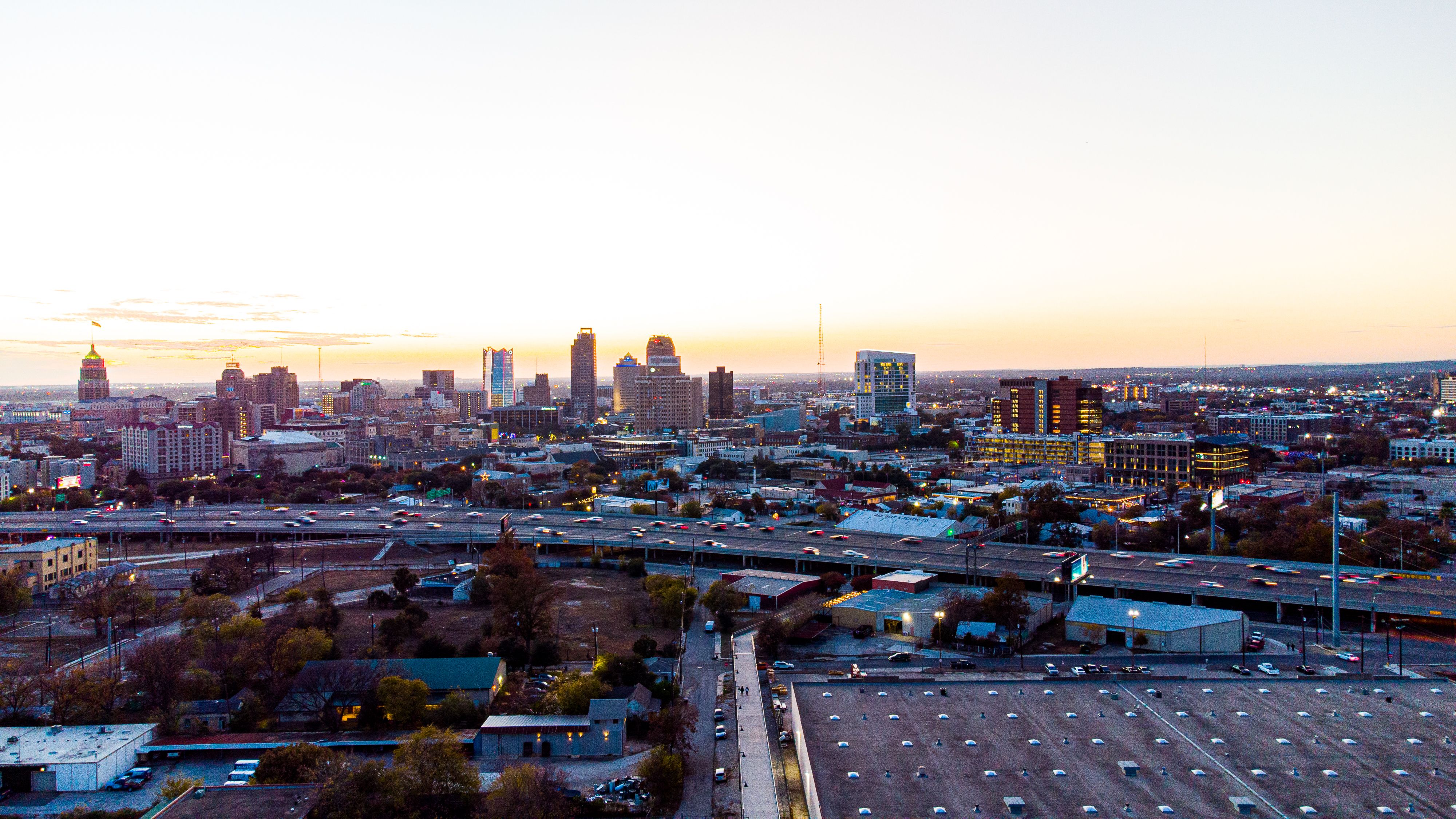Vista aérea del centro de San Antonio, Texas, al atardecer