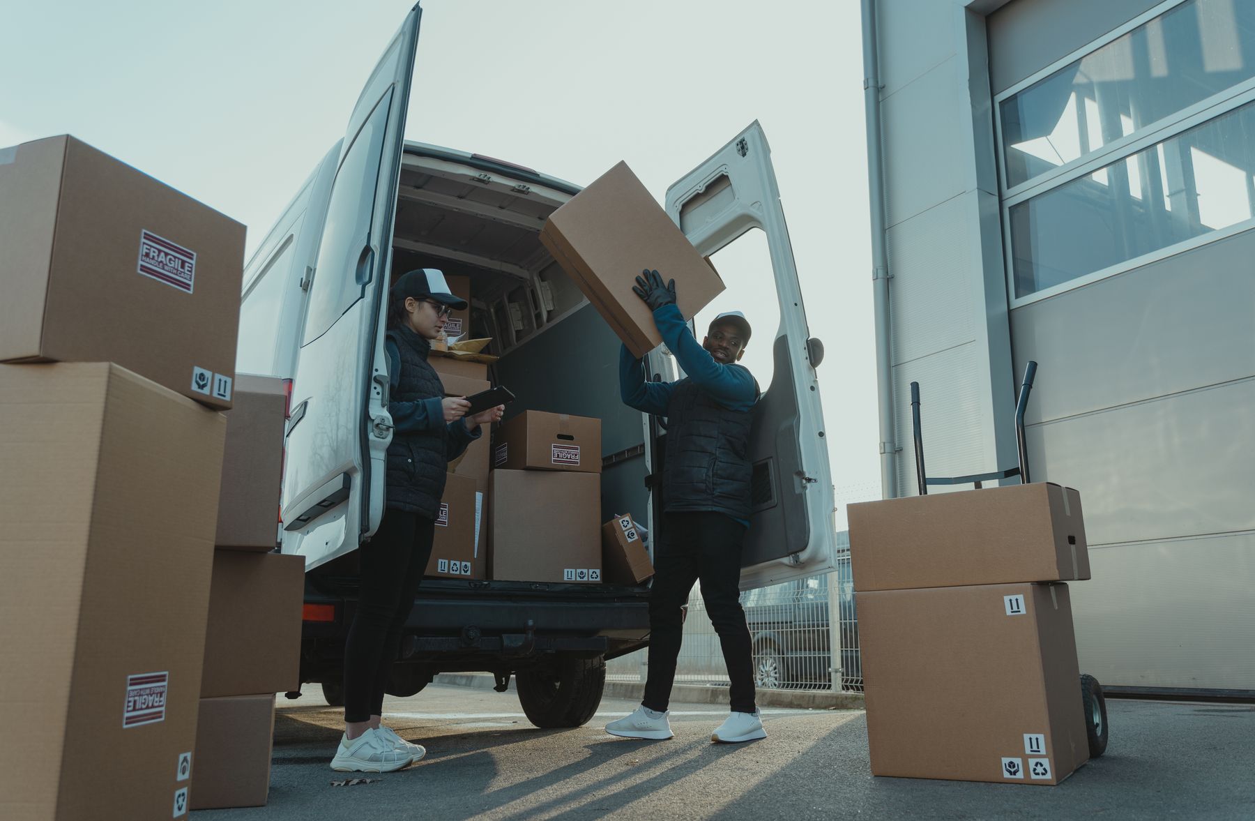 Trabajadores cargando cajas en una furgoneta de reparto, imagen ilustrativa sobre empleos de temporada de UPS